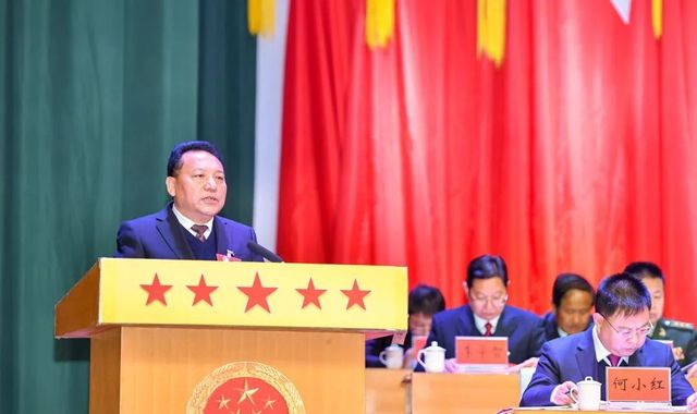 县人大常委会主任陈维山作人大工作报告.jpg