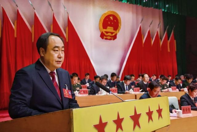 县政府代理县长何小明作政府工作报告.jpg